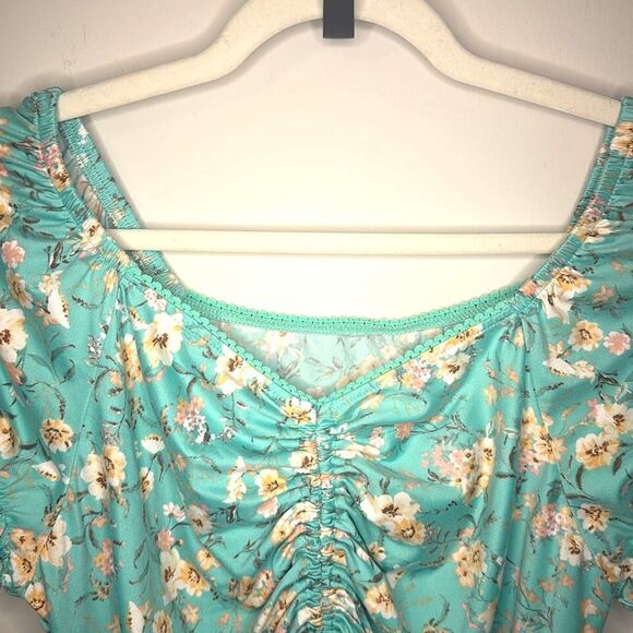 Floral Crop Top with Fitted Sleeves and Pull/Cinching in the Front XL - Picture 3 of 5